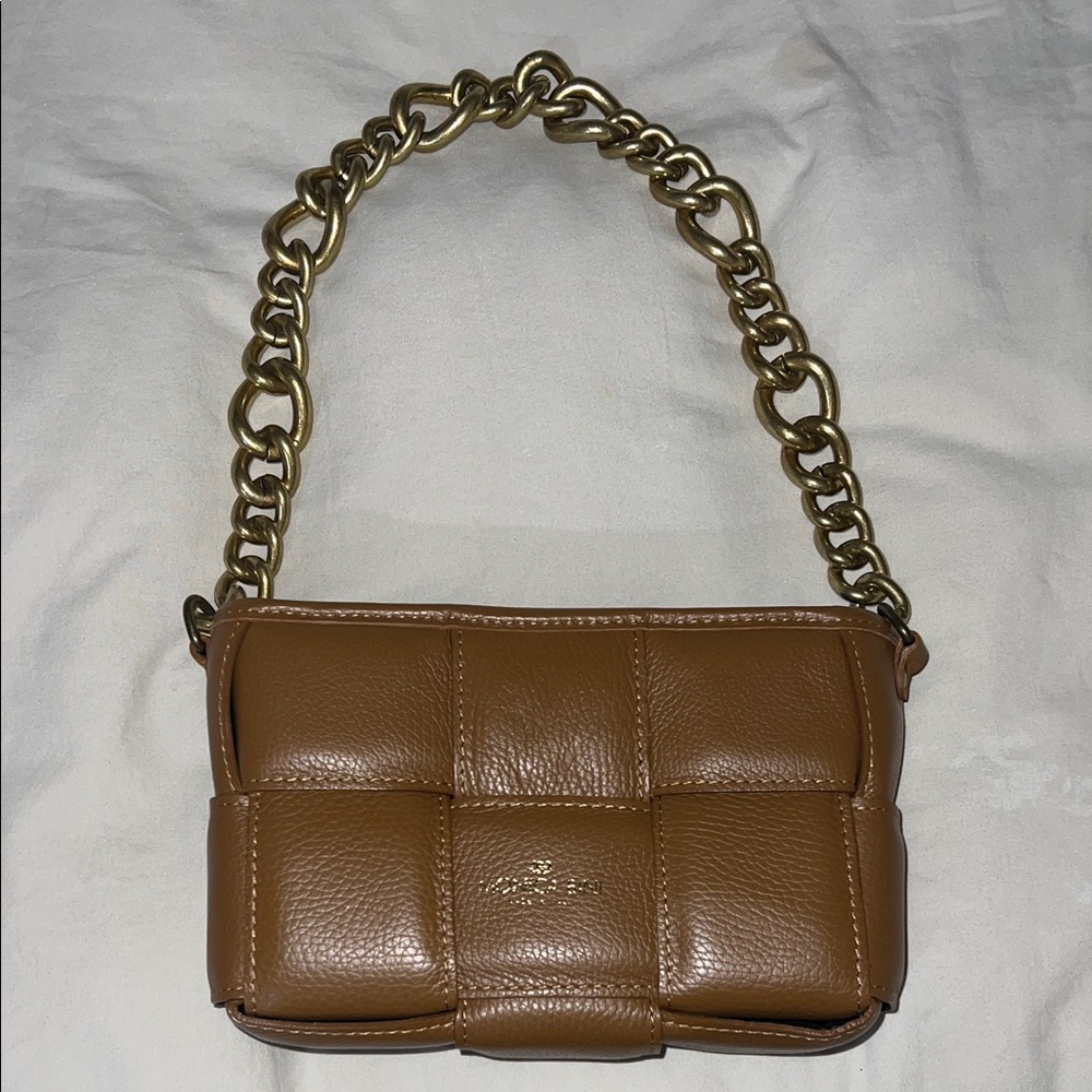 Luxurious Tan Leather Shoulder Bag with Chain Strap